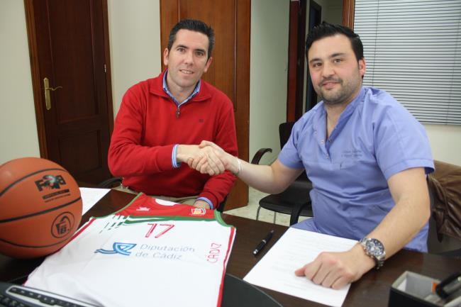 Adolfo Magrañal y José Miguel Saldaña firmando el acuerdo entre FAB Cádiz y Clínica Saldaña.