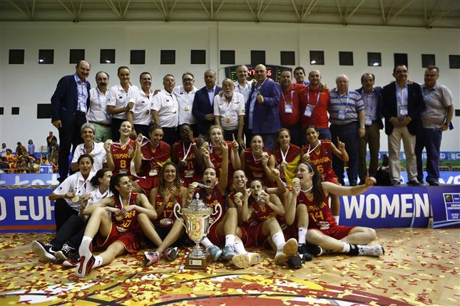 La Selección Española Femenina con su Medalla de Oro en el Europeo U-20 Femenino.