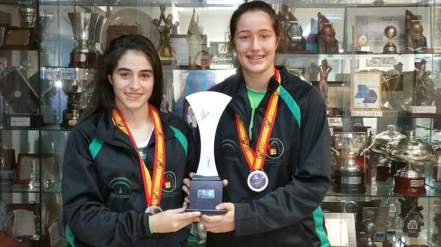 Tamara Rey y María Castro posan con sus medallas y el trofeo