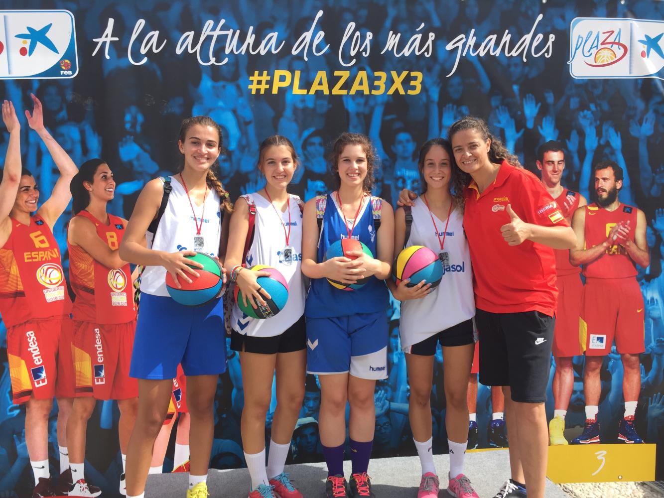 Isa Sánchez entregando las medallas a las ganadoras en categoría femenina.