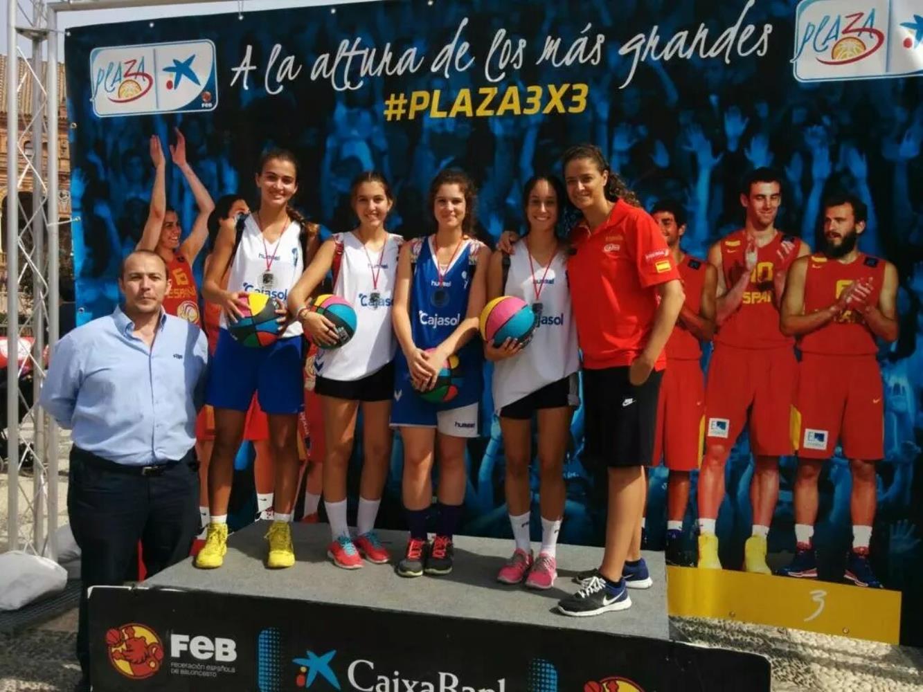 Isa Sánchez y Aníbal Méndez en la entrega de medallas