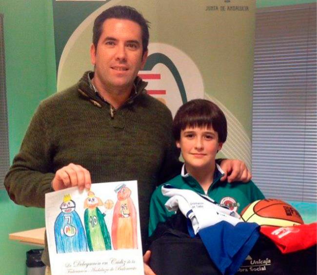 Adolfo Magrañal (Dcha.) entrega a Mario Núñez (Izq.) el premio en material deportivo.