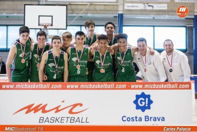 El Cadete U15 de Javier Montañez posa con el trofeo de campeones del MIC 2018. [Carles Palacio]