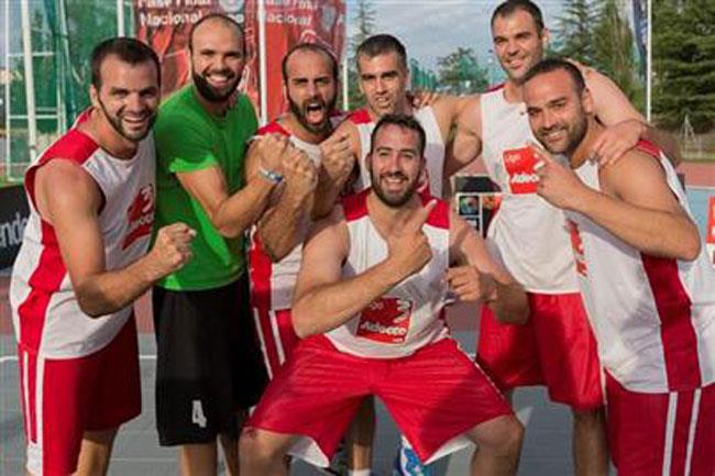 Juan Vasco (en el centro), celebrando el título de la Liga Adecco B3 Interempresas (FOTO: Alberto Ne