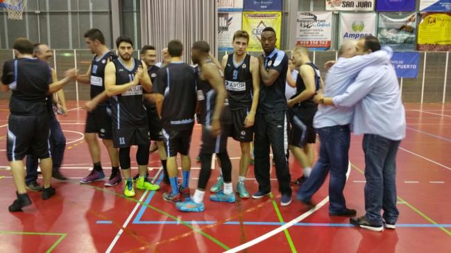 Los jugadores del ASUR Hoteles ULB celebran la victoria. 