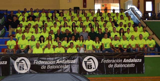 Foto de familia de árbitros y oficiales de mesa FAB Cádiz.