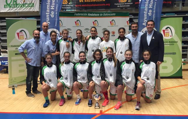 La Sel. Infantil Femenina posa con su medalla. 