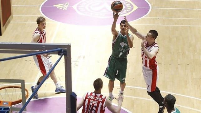 Corts lanza en un partido del torneo de la temporada pasada [Foto: Unicaja B. Fotopress/M. Pozo]
