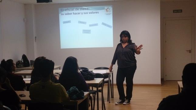 Susana García, oficial de mesa ACB, impartiendo la charla