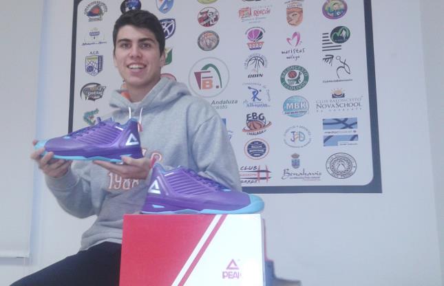 Miguel López posando con las zapatillas Peak 