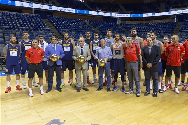 Selección Española Senior Masculina con autoridades en Málaga